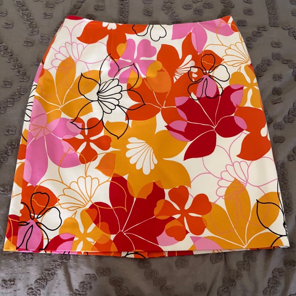 Floral cotton lined skirt with 3% spandex for a little stretch!  EUC